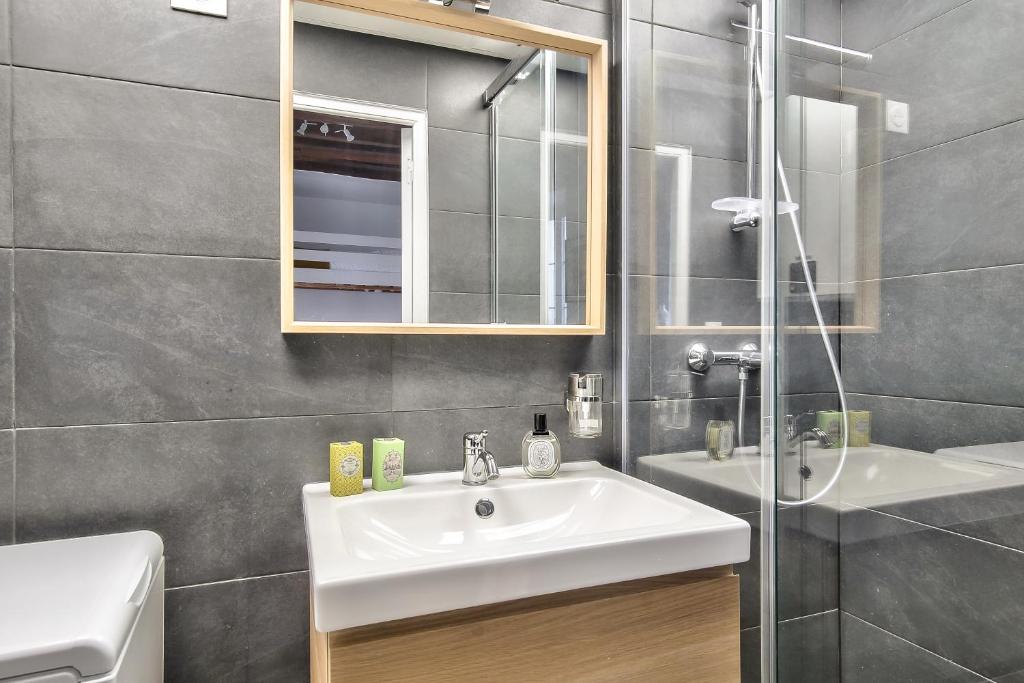 Lovely Mezzanine Studio in the Heart of Paris photo
