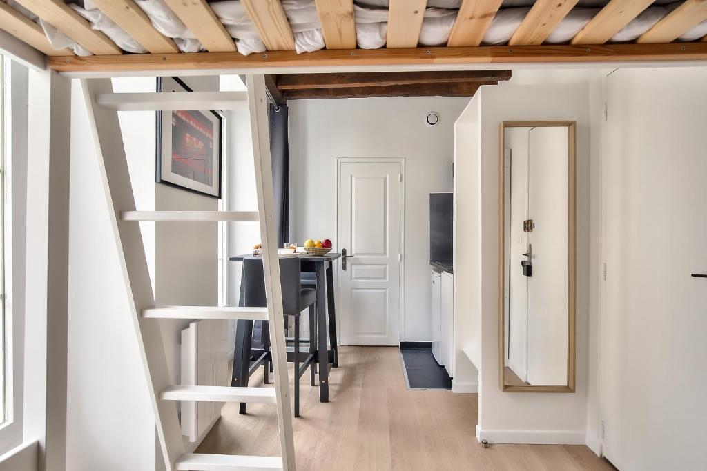 Lovely Mezzanine Studio in the Heart of Paris 3M - 3