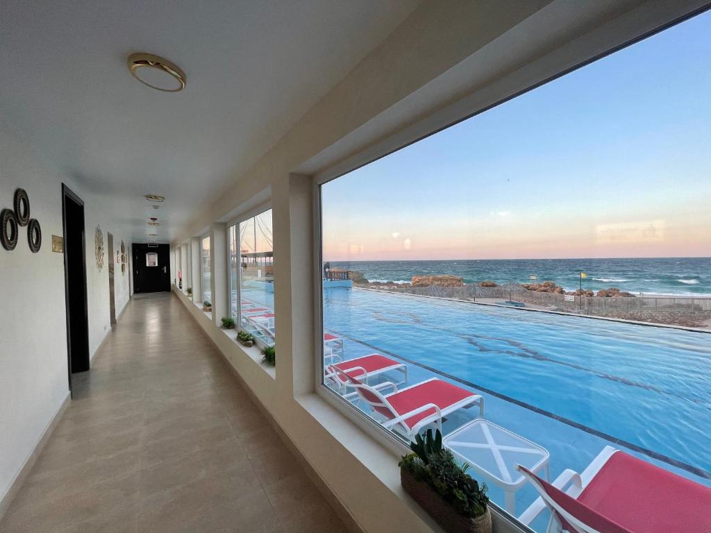 Swimming pool, Turtle Beach Resort in Sur
