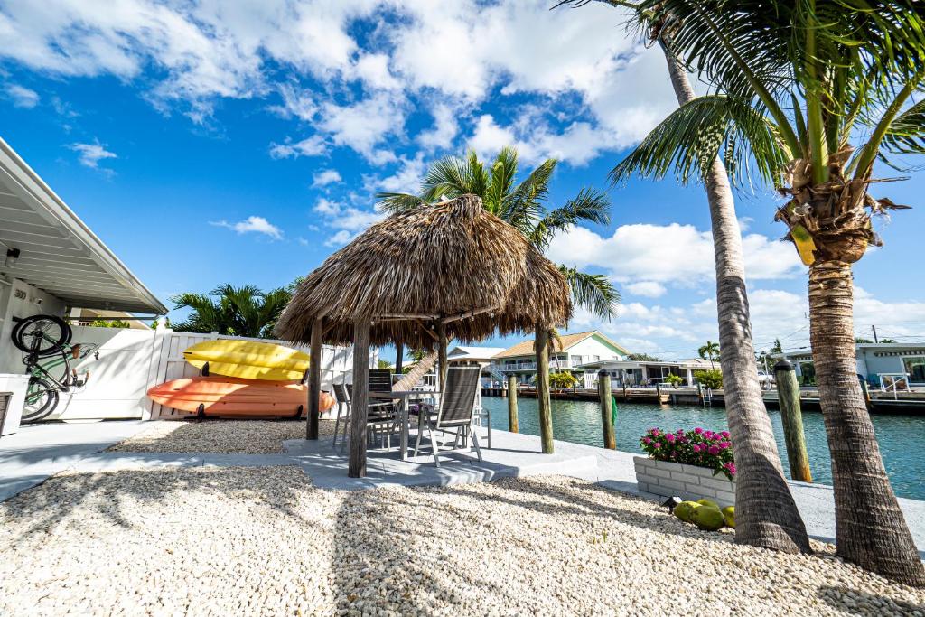 Newly Renovated 3br2ba Duplex with private Dock, Key Colony Beach