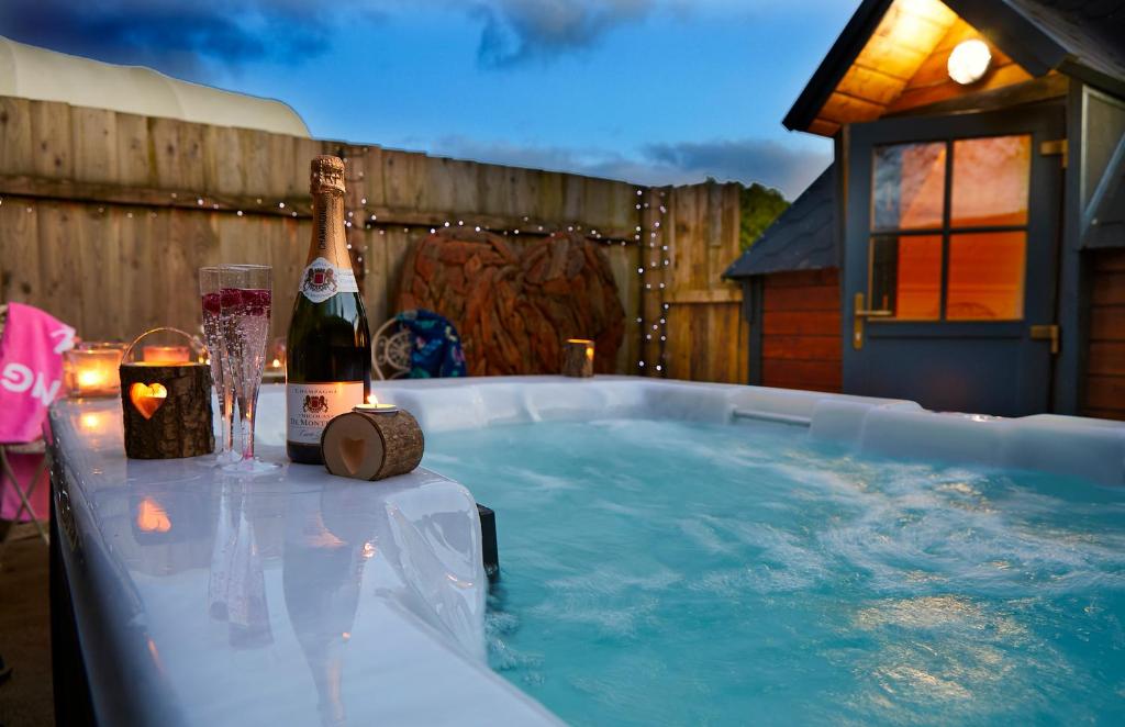 Pinewood Park - Tipis Hot Tubs and Lodges 전경