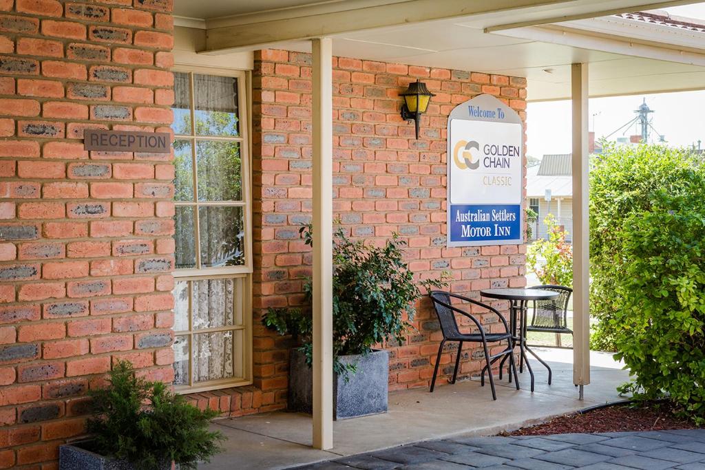 Australian Settlers Motor Inn photo