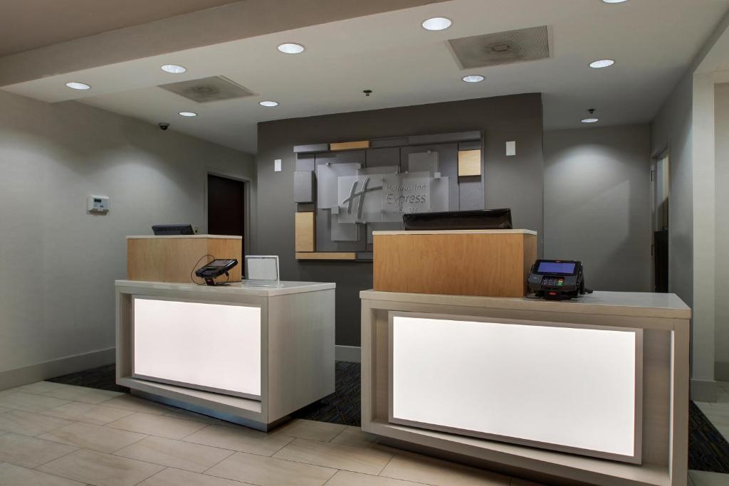 Holiday Inn Express Hotel & Suites Middleboro Raynham photo