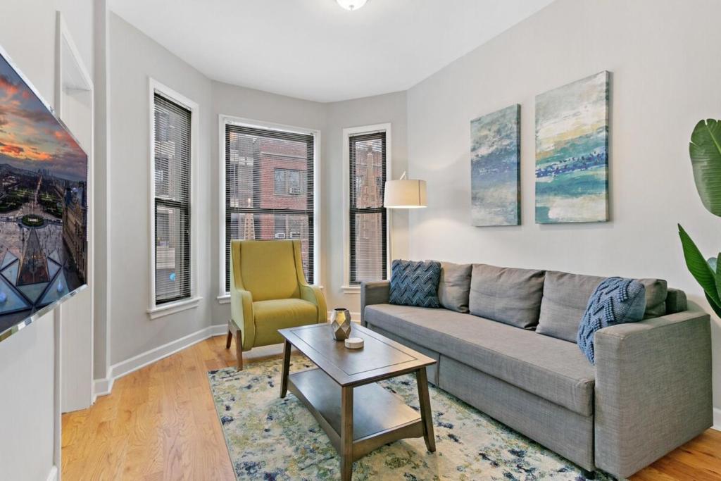 Feel the Vibe 2BR Designer Apartment - Halsted 3D — Hotel in Chicago (IL)