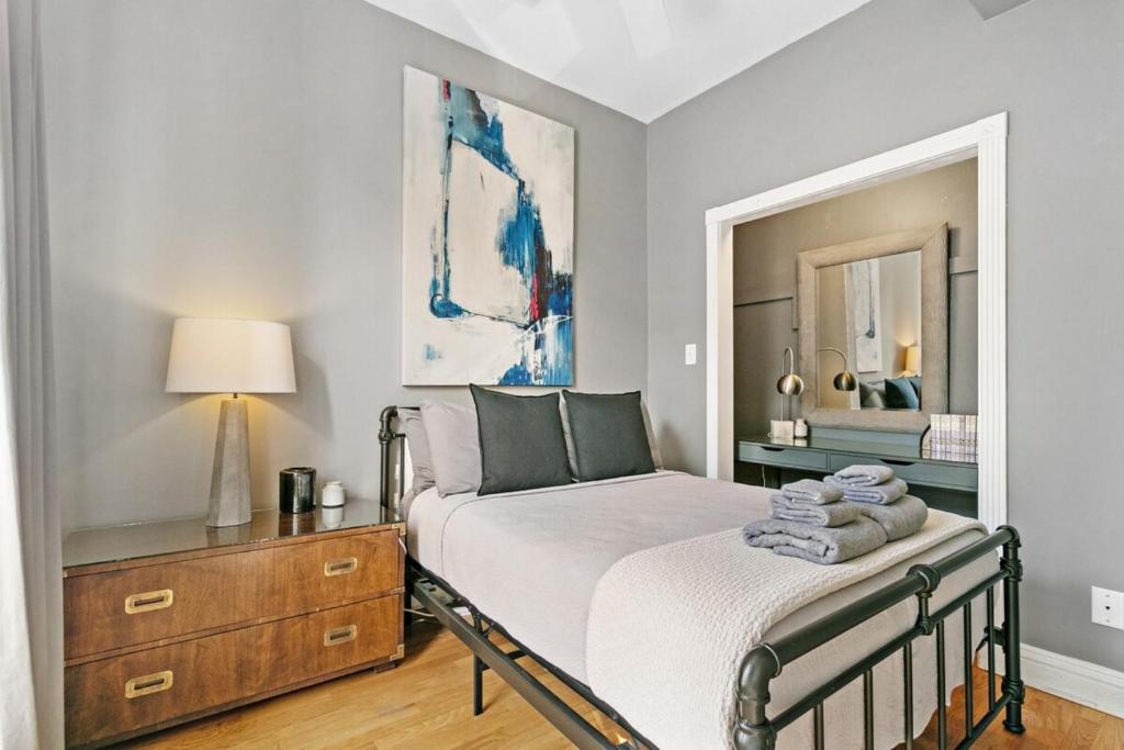 Feel the Vibe 2BR Designer Apartment - Halsted 3D photo