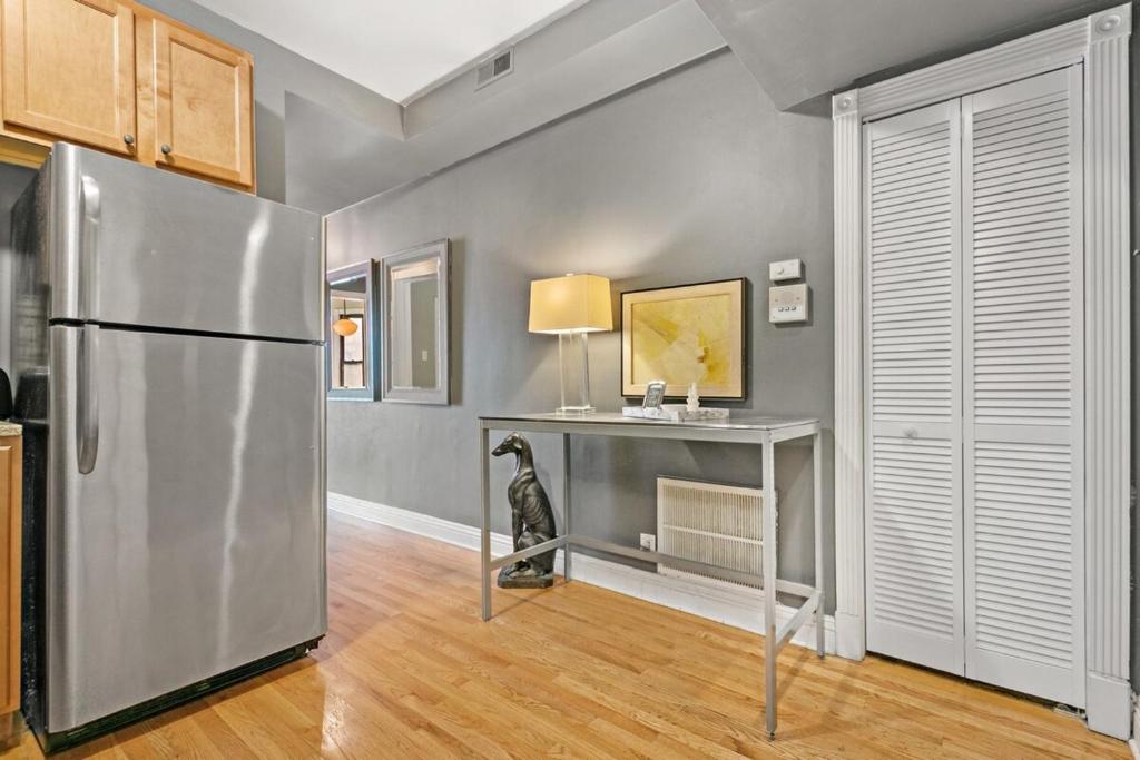 Feel the Vibe 2BR Designer Apartment - Halsted 3D photo