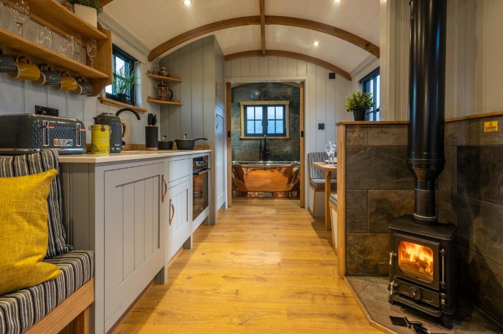 Monkwood Shepherds Hut - Ockeridge Rural Retreats, Worcester