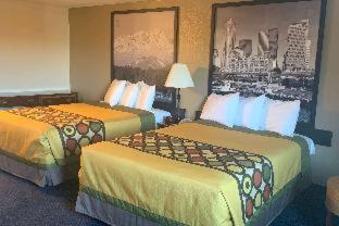 Super 8 by Wyndham SeaTac Airport photo