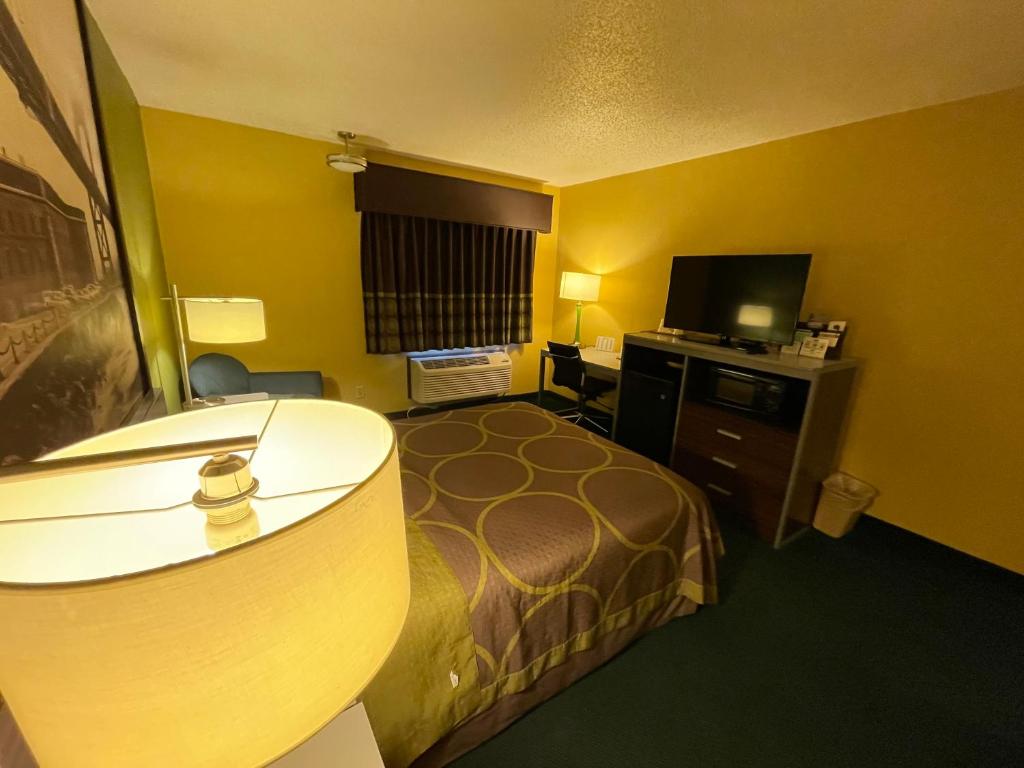 Super 8 By Wyndham Van Buren/Ft. Smith Area photo