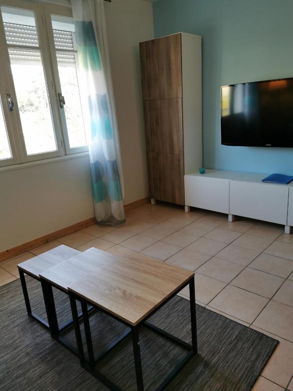 STUDIO 2 étoiles Rénové Proche des THERMES - 3