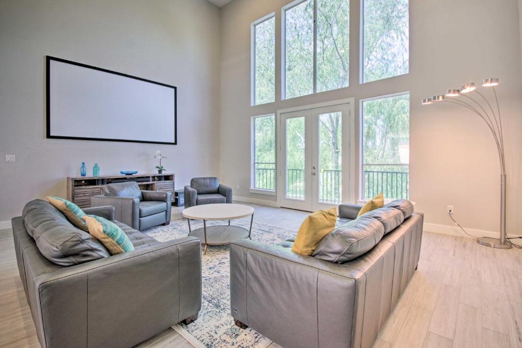 Upscale EaDo Townhome - Walk to BBVA and Local Bars! — Hotel in Houston (TX)