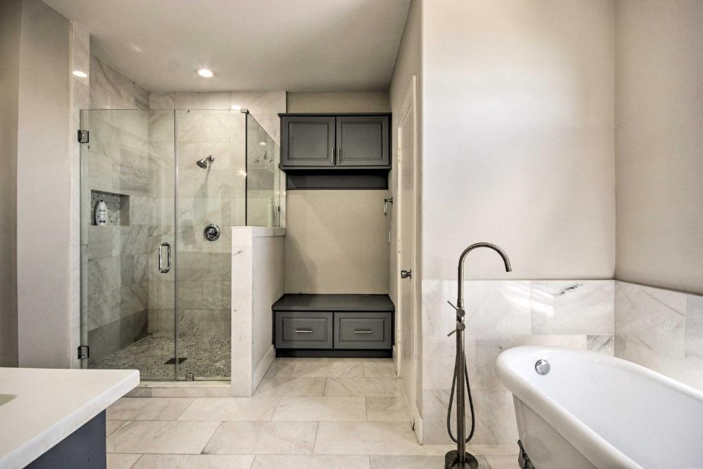 Upscale EaDo Townhome - Walk to BBVA and Local Bars! photo