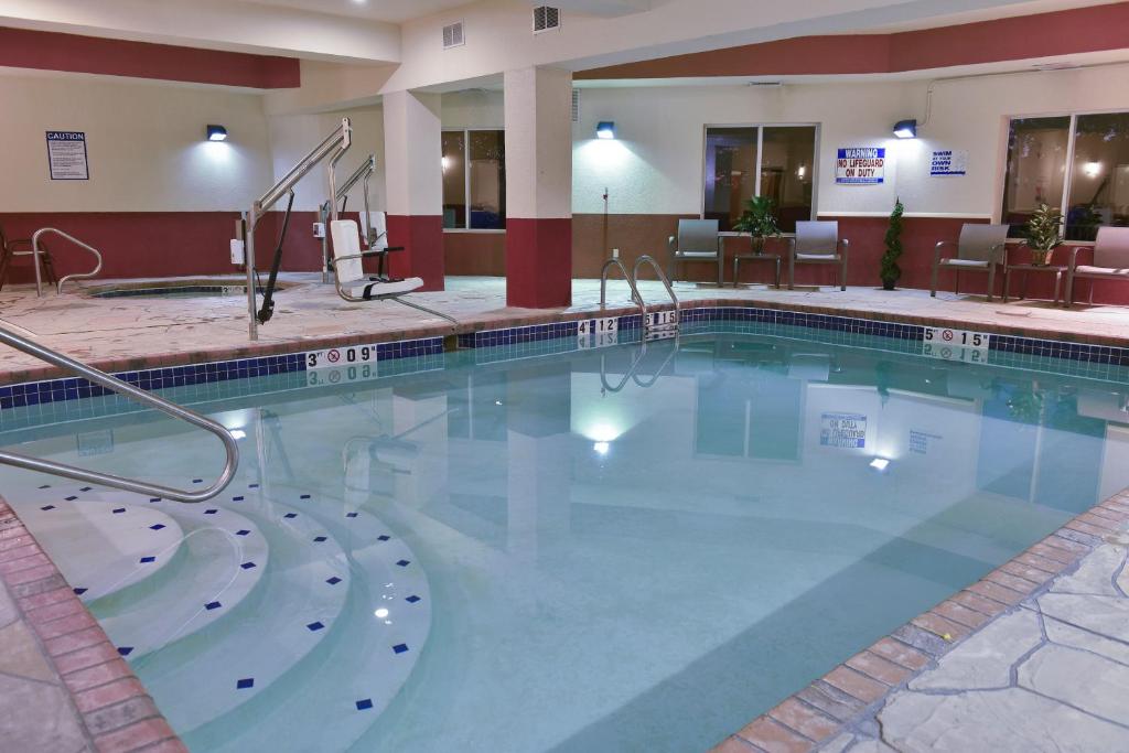 Holiday Inn Express Boonville photo