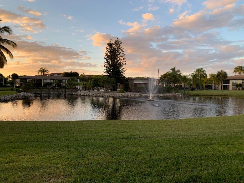 1st floor, Davis Lake View Condo, Minutes to Sanibel, Fort Myers