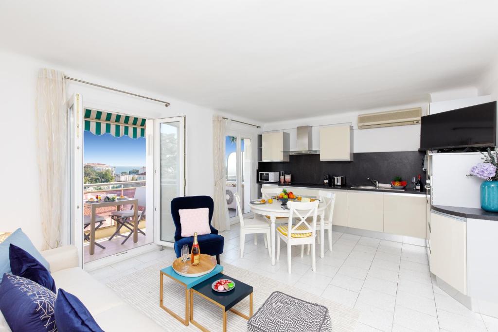 Alexandra YourHostHelper, Cannes