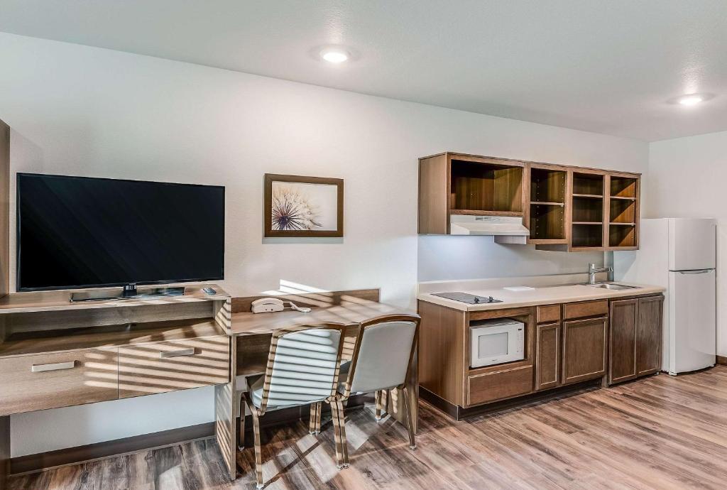 WoodSpring Suites West Des Moines photo