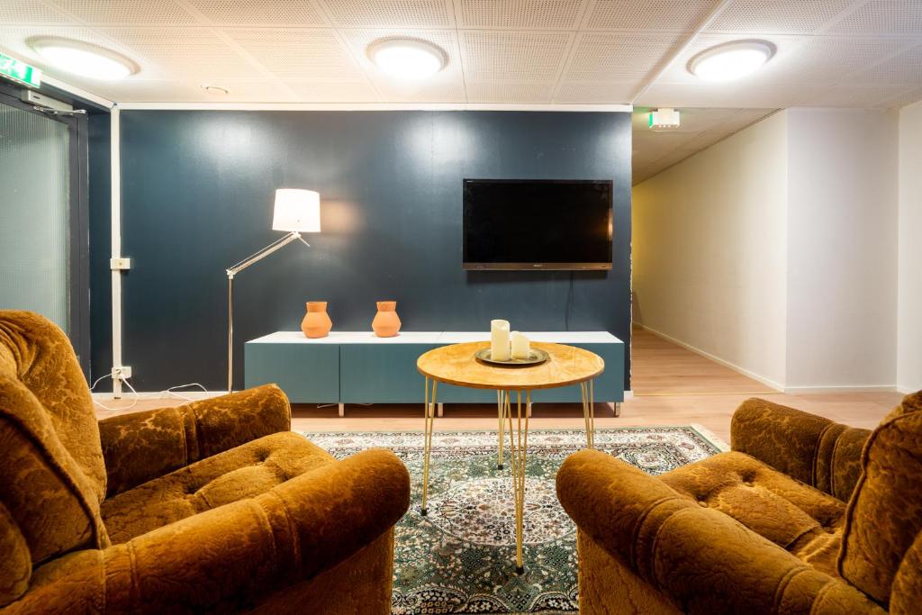 Shared lounge/TV area