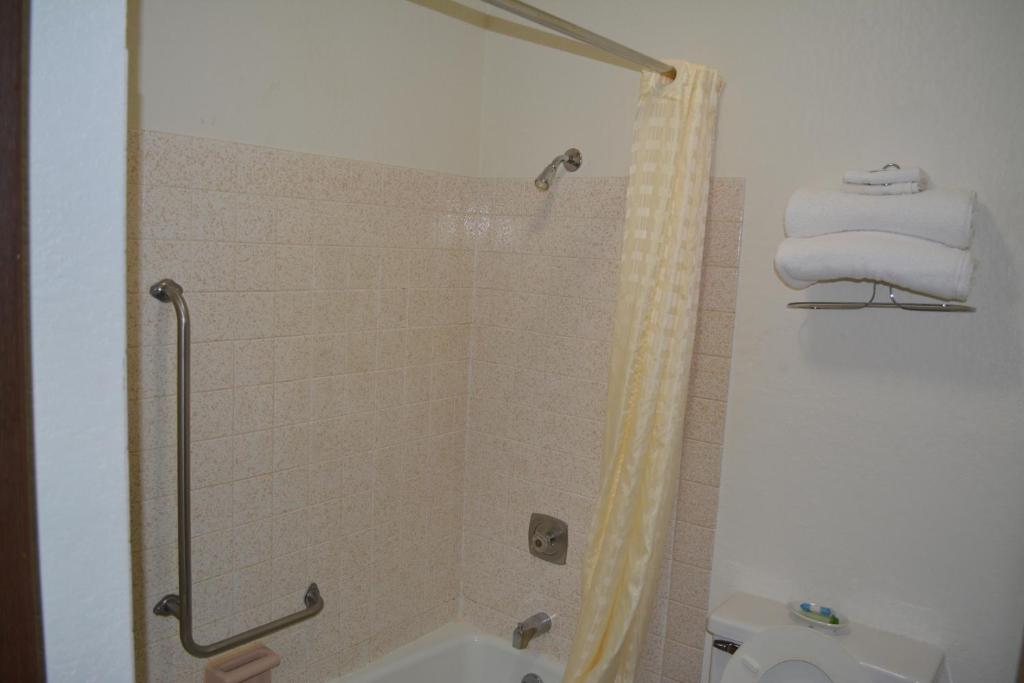 Bloomer Inn & Suites photo