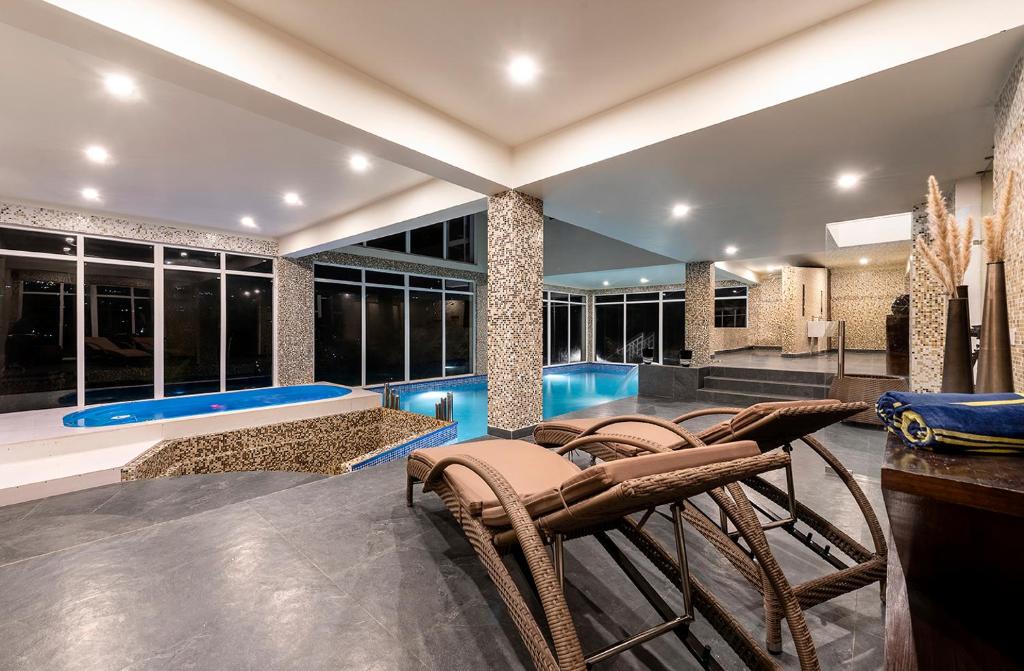 Justa Mukteshwar Retreat and Spa スイミングプール