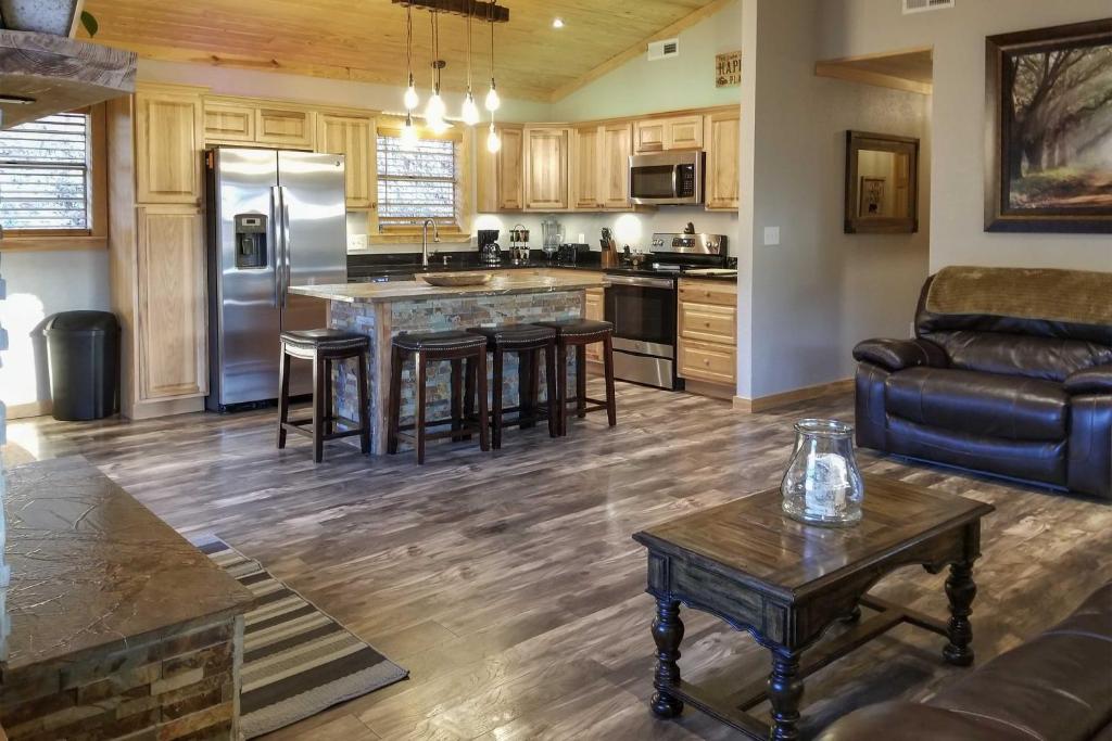 Secluded Cabin with Hot Tub, 3 Mi to Pigeon Forge! photo