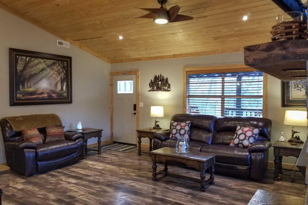 Secluded Cabin with Hot Tub, 3 Mi to Pigeon Forge! photo