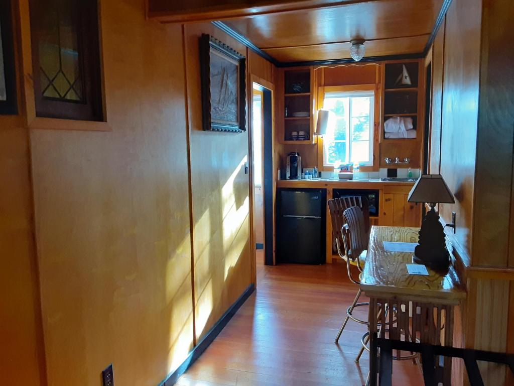 Anchor Inn Resort photo