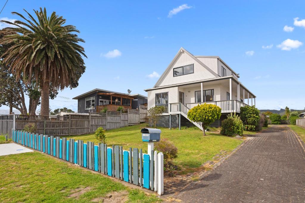 A Wave From It All - Waihi Beach Holiday Home, Waihi Beach