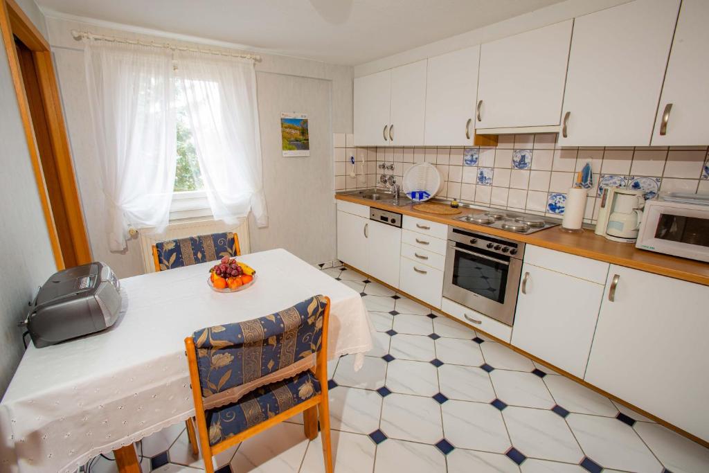 Ferienwohnung-Im-Kelterhaus-Wohnung-Blauer-Salon photo