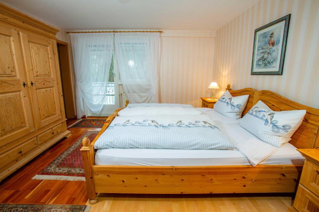 Ferienwohnung-Im-Kelterhaus-Wohnung-Blauer-Salon photo