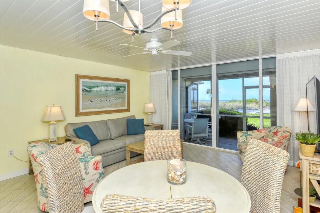 LaPlaya 107A Soak up the sun or float in the warm Gulf waters, Longboat Key