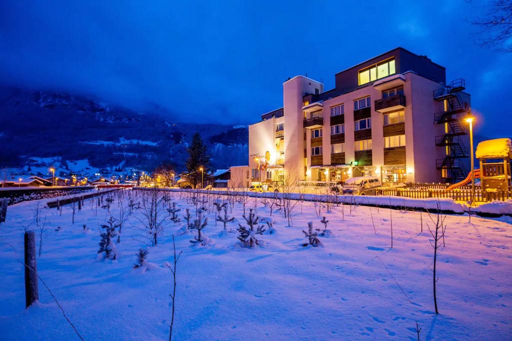 Hotel Sherlock Holmes & Khana Restaurant 200 m Gondola to Hasliberg Ski, Meiringen