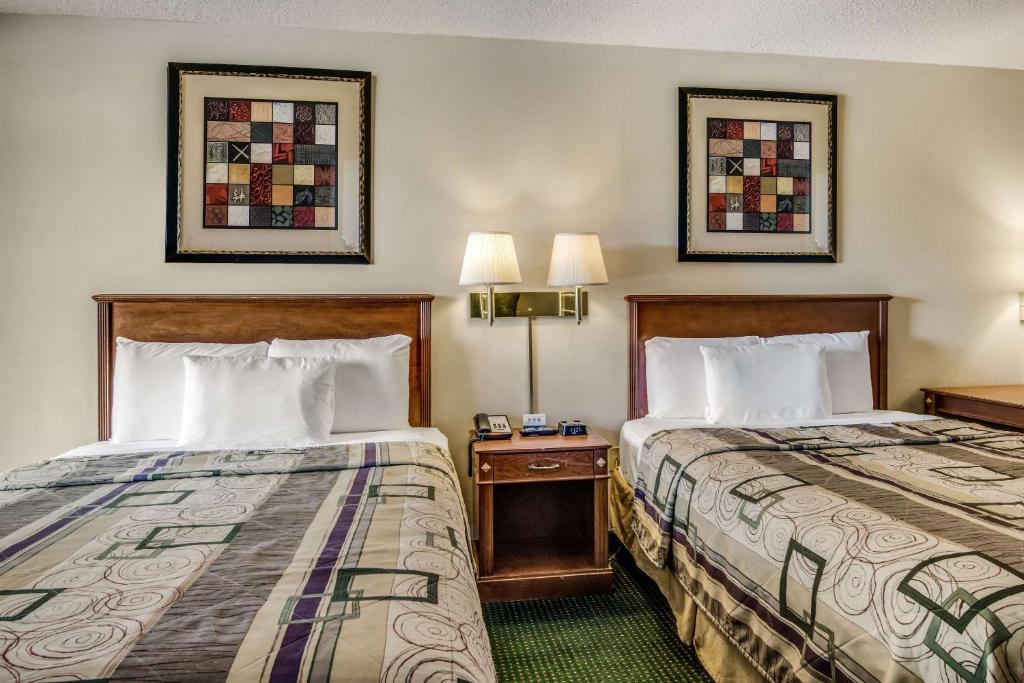 Rodeway Inn & Suites Photo 13