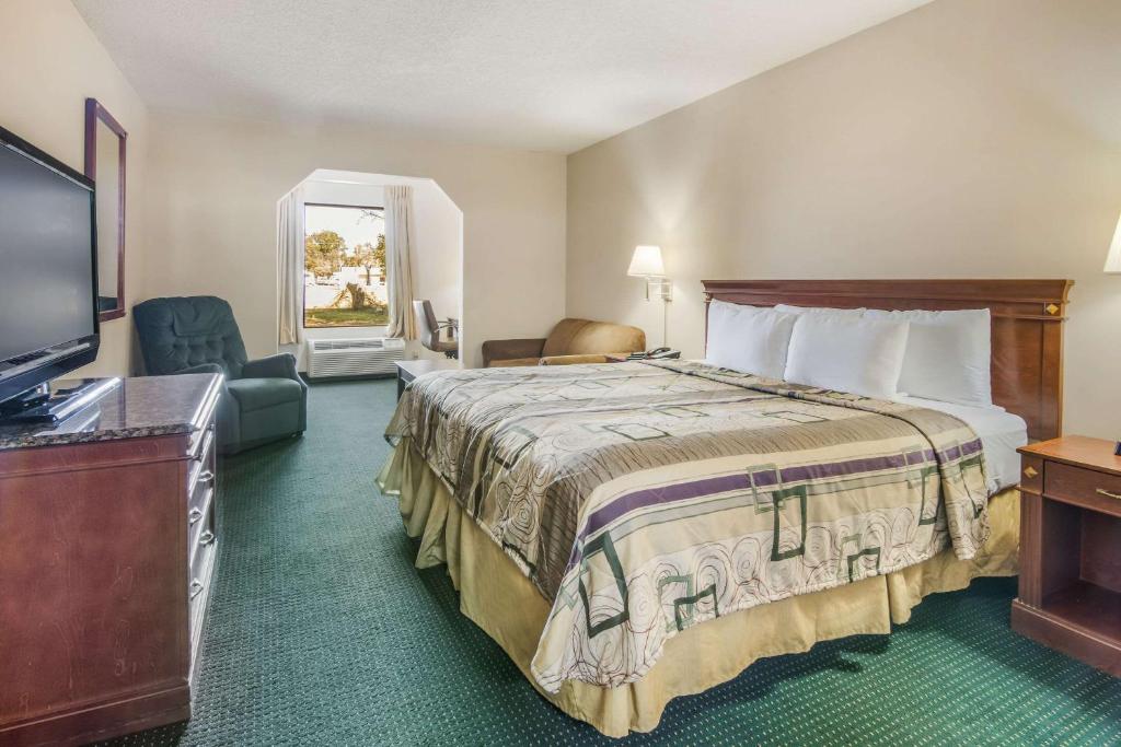 Rodeway Inn & Suites Photo 17
