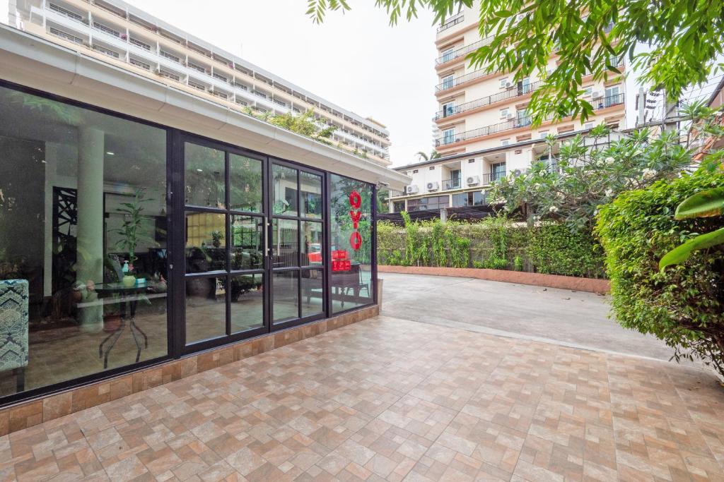 ザ ワン サバイ リビング (The One Sabai Living) フロント・ロビー