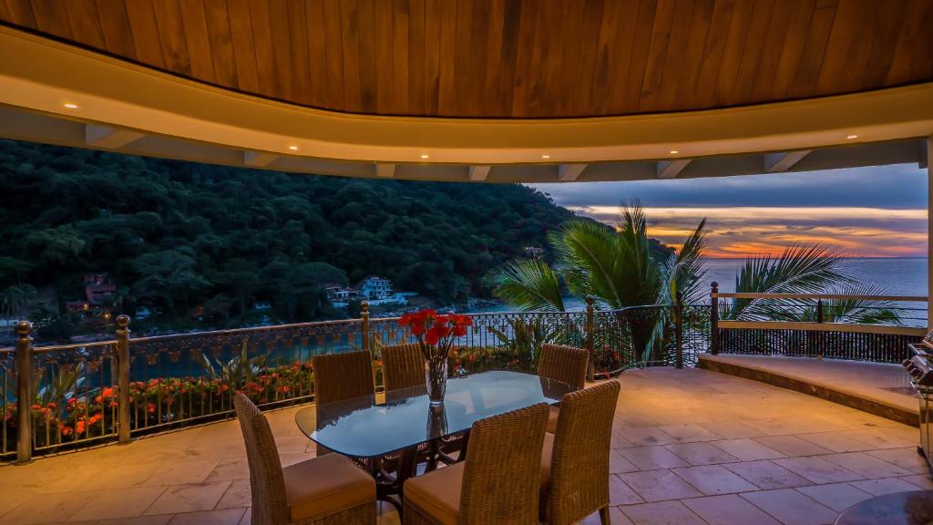 Fully Staffed, Beach frontage Luxury Villa - 3