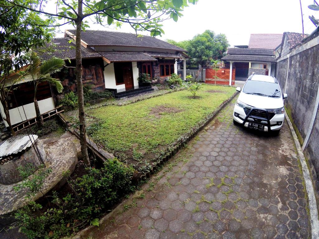 Garden Yard Homestay Jogja photo