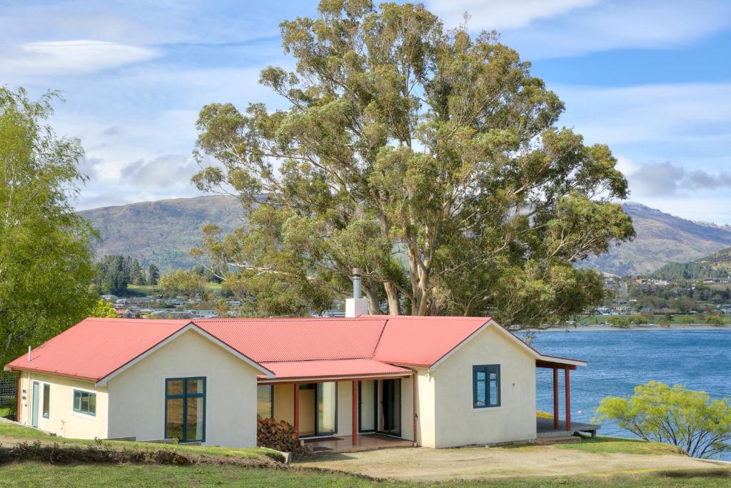 The Lakefront Gem - Wanaka Holiday Home, Wanaka