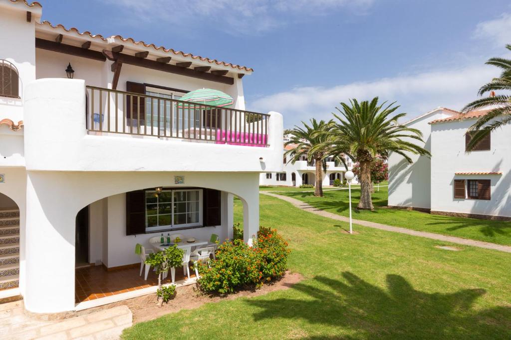 Son Bou Playa Gold by Menorca Vacations — Hotel building in Son Bou, Balearic Islands