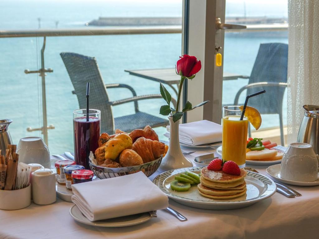 Al Kout Beach Hotel photo