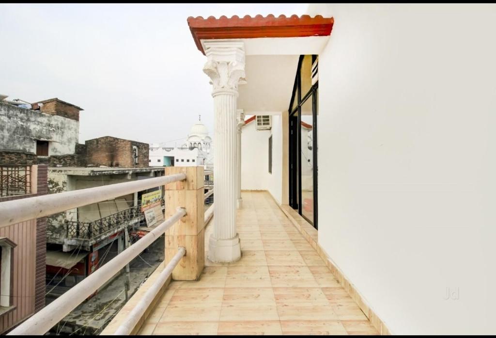 Capital O 71043 Hotel Kingsman バルコニー/テラス