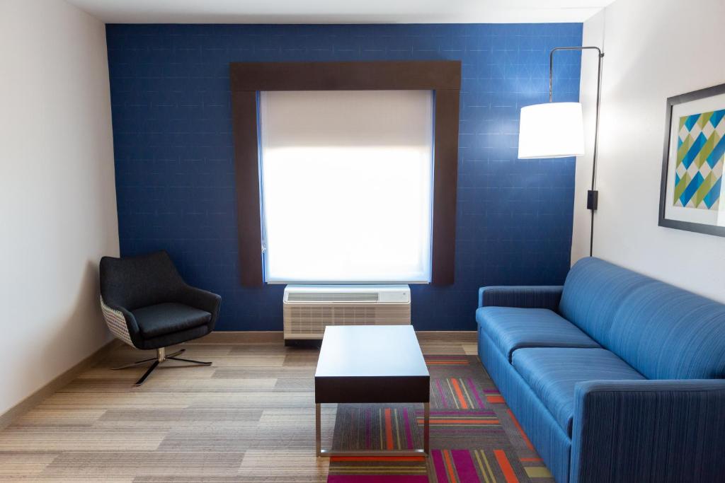 Holiday Inn Express And Suites Kingfisher photo