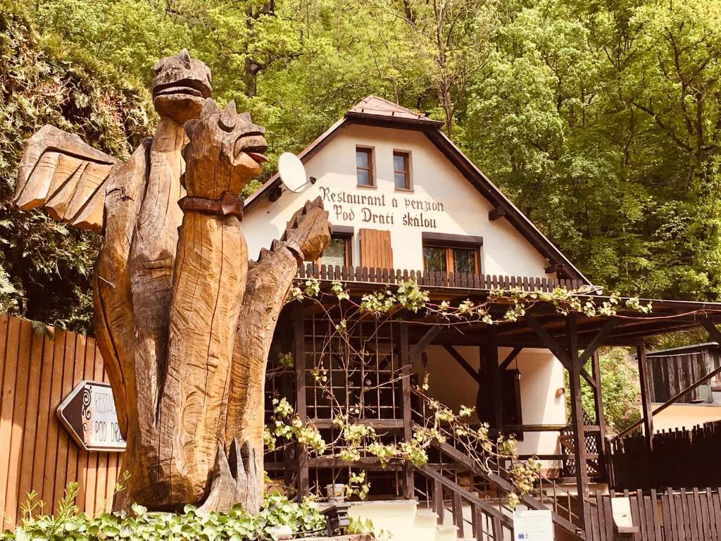 Restaurant a penzion Pod Draci skalou, hotel a Karlštejn