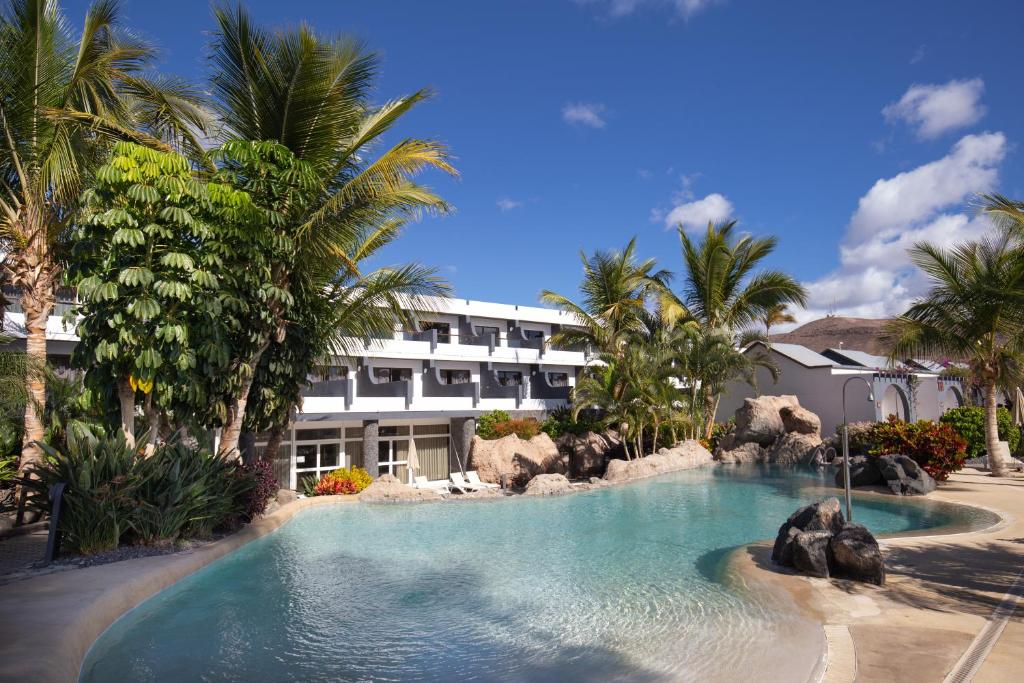 R2 Romantic Fantasia Suites - Adults Only — Swimming pool in Tarajalejo, Canary Islands