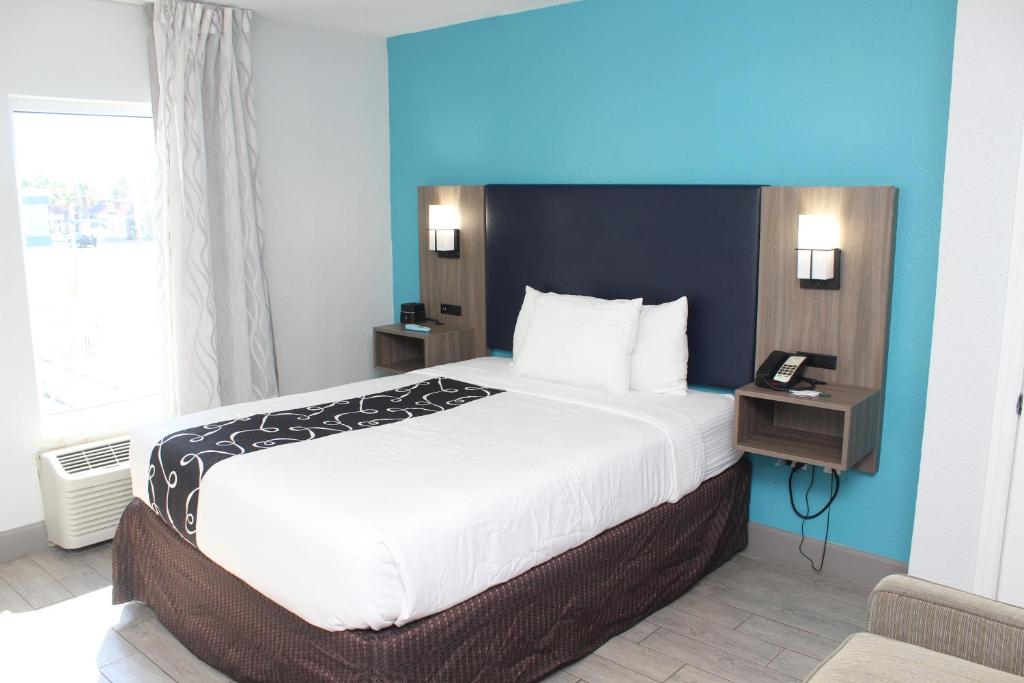 La Quinta Inn & Suites by Wyndham Oceanfront Daytona Beach photo