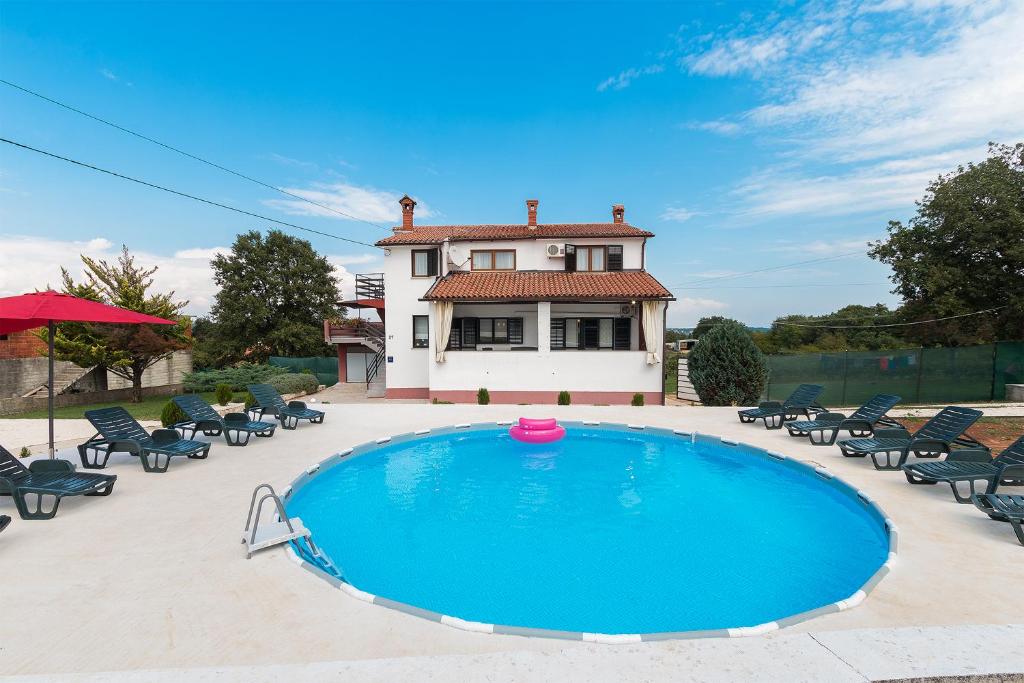 Apartments Lara, Šajini