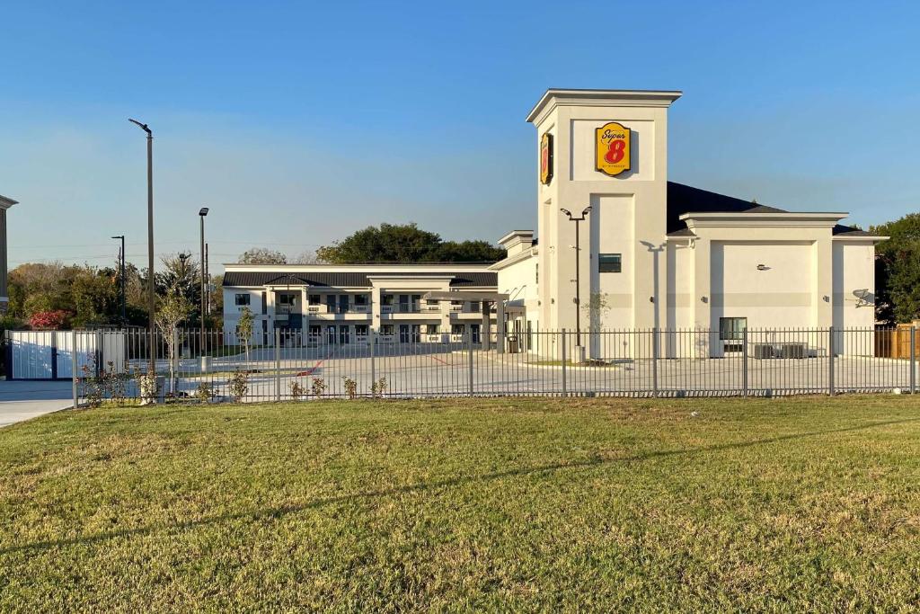 Super 8 by Wyndham Houston NW Beltway 8