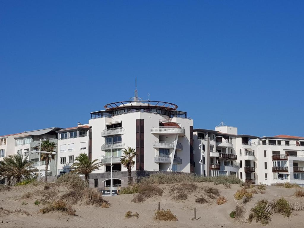 appartement 58 m 2 en 1 ere ligne ,vue mer panoramique ,2 terrasses dont une couverte résidence le Sunset - 2
