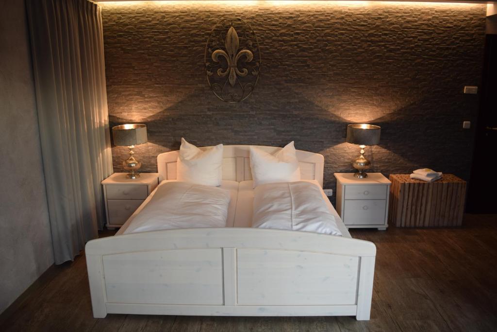 1. Hotel Ar..