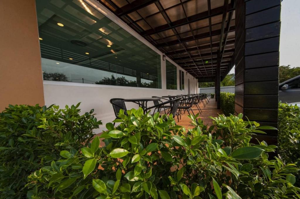 โรงแรมชาร์ล็อต สมาร์ท ลพบุรี (The charlotte smart hotel lopburi)