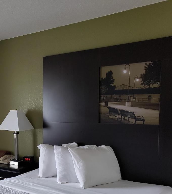Super 8 By Wyndham La Crosse photo